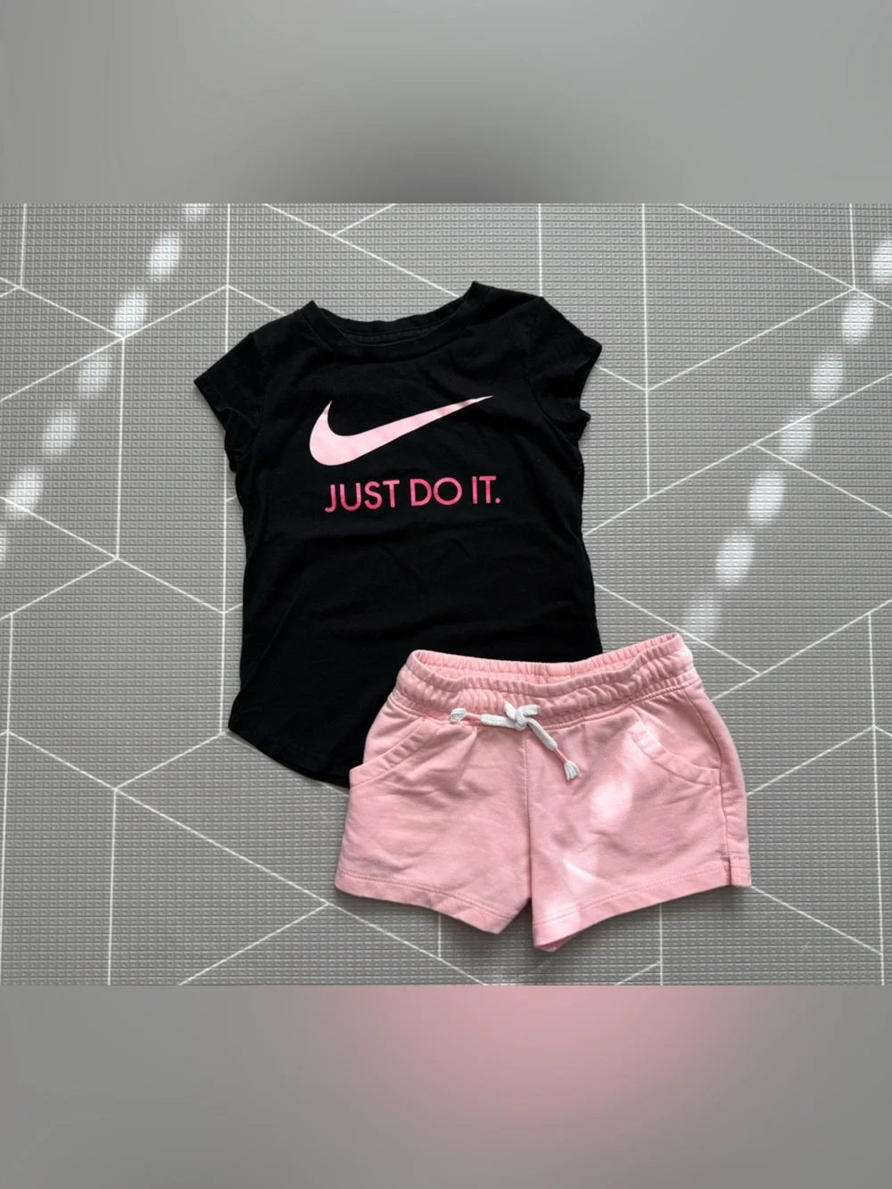 Nike|Baby girl/toddler outfit,Nike check graphic tee & pink lounge shorts•••4-5T